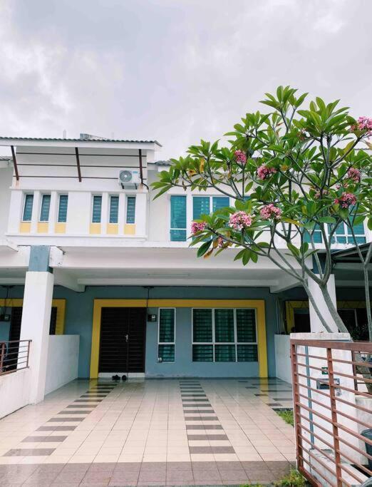 Spacious Cozy Lakeville Homestay 4 Bedrooms All With Aircond Seri Iskandar Exterior foto